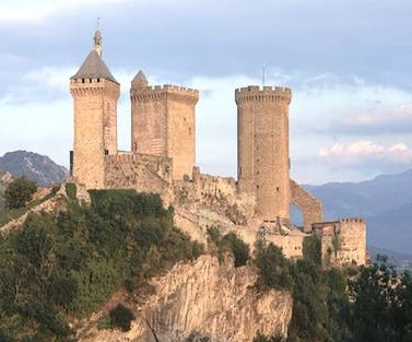 Ils bâtissent un château fort comme au Moyen Âge !